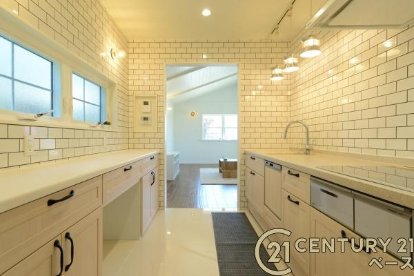 桜井市阿部 ／一戸建のキッチン|■現地撮影写真■大容量の備え付け収納棚完備でスッキリ収納！