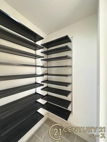 橿原市醍醐町 １号地 ／一戸建の収納|■現地撮影写真■広々としたシューズクローゼットを完備！大きな荷物も楽々収納！