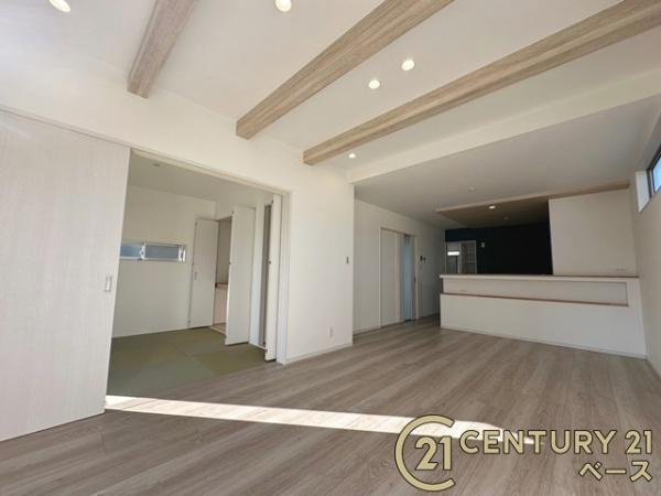 橿原市醍醐町 １号地 ／一戸建の居間・リビング|■現地撮影写真■ご家族でくつろいでいただける広々したリビングです！全窓ペアガラス標準装備！