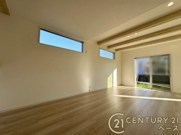 橿原市醍醐町 １号地 ／一戸建の居間・リビング|■現地撮影写真■大きな窓から柔らかい光が射し込みます！