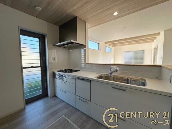 橿原市醍醐町 １号地 ／一戸建のキッチン|■現地撮影写真■収納力と使いやすさを追求したシステムキッチンです！食洗機付きで毎日の洗い物も楽々！