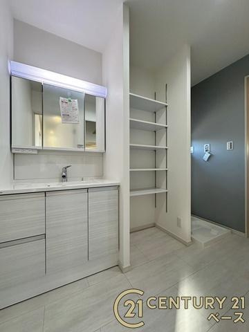 橿原市醍醐町 １号地 ／一戸建の独立洗面台|■現地撮影写真■収納豊富な明るい洗面スペースです！