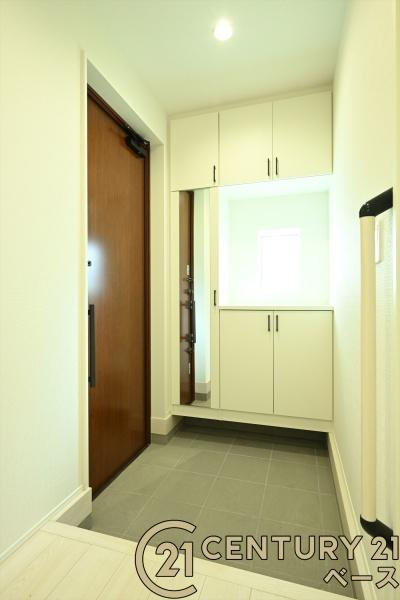 リナージュ阿部 １号棟 ／新築一戸建の玄関|■現地撮影写真■大容量シューズボックス完備！