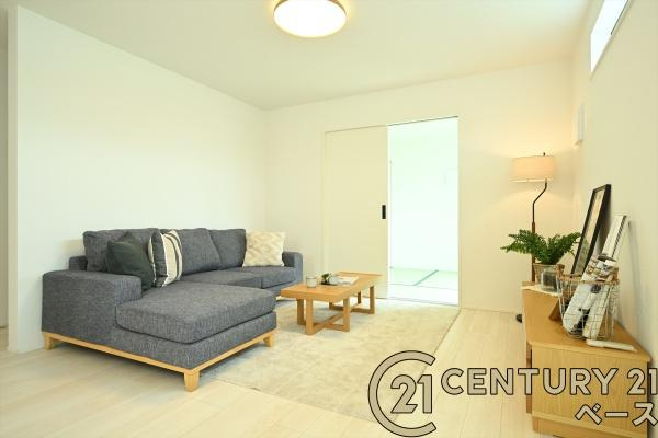 リナージュ阿部 １号棟 ／新築一戸建の居間・リビング|■現地撮影写真■窓ガラスは気密性を高めるペアガラスを採用！結露防止にも効果的です！