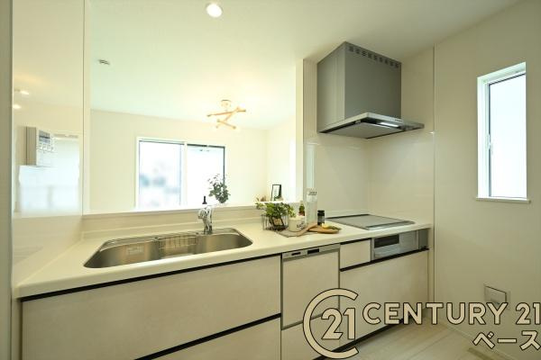 リナージュ阿部 １号棟 ／新築一戸建のキッチン|■現地撮影写真■キッチンパネルは油などの汚れが付着しにくく、毎日のお手入れが簡単なので清潔なキッチンが保てます！■