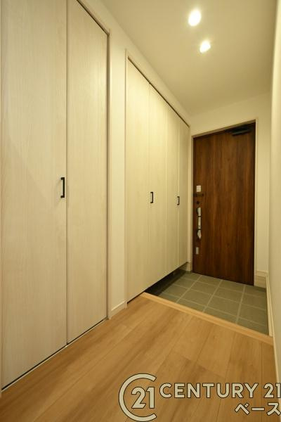 桜井市谷 ３号地 ／新築一戸建の玄関|■現地撮影写真■明るく開放的な玄関が家族やお客様を迎えてくれます！