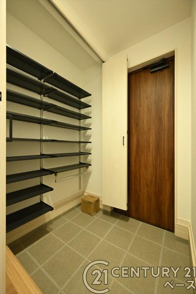 桜井市谷 ３号地 ／新築一戸建の玄関|■現地撮影写真■土間収納付きで玄関をスッキリ広々使用出来ます！