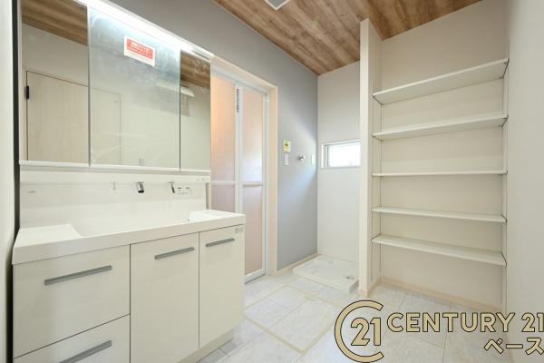 桜井市谷 ３号地 ／新築一戸建の独立洗面台|■現地撮影写真■三面鏡タイプのミラーキャビネット！収納スペースも豊富です！