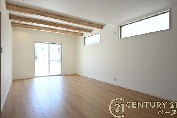 桜井市谷 ３号地 ／新築一戸建の居間・リビング|■現地撮影写真■ご家族でくつろいでいただける広々したリビングです！■