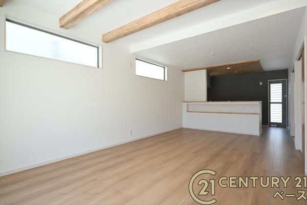 桜井市谷 ３号地 ／新築一戸建の居間・リビング|■現地撮影写真■窓から自然光をたっぷり感じられます！