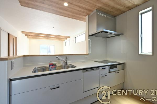 桜井市谷 ３号地 ／新築一戸建のキッチン|■現地撮影写真■収納力と使いやすさを追求したシステムキッチンです！食洗機付きで毎日の洗い物も楽々！