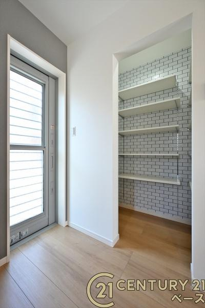 桜井市谷 ３号地 ／新築一戸建のキッチン|■現地撮影写真■キッチン横に広々したパントリーがあります！