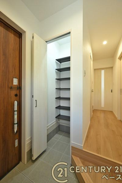 桜井市谷 １号地 ／新築一戸建の玄関|■現地撮影写真■土間収納付きで玄関をスッキリ広々使用出来ます！