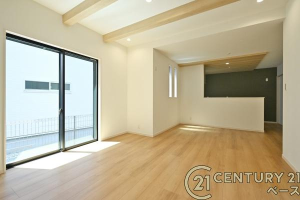 桜井市谷 １号地 ／新築一戸建の居間・リビング|■現地撮影写真■窓から自然光をたっぷり感じられます！