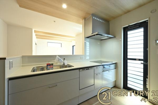 桜井市谷 １号地 ／新築一戸建のキッチン|■現地撮影写真■収納力と使いやすさを追求したシステムキッチンです！食洗機付きで毎日の洗い物も楽々！