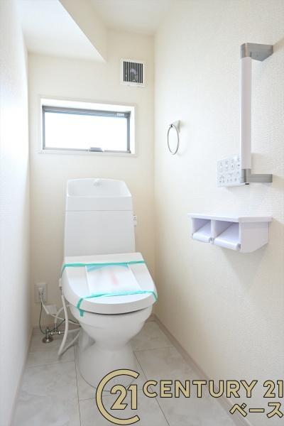 リーブルガーデン植槻町 ２号棟 ／新築一戸建のトイレ|■現地撮影写真■ ウォシュレット付きトイレ。収納棚も備わっています。