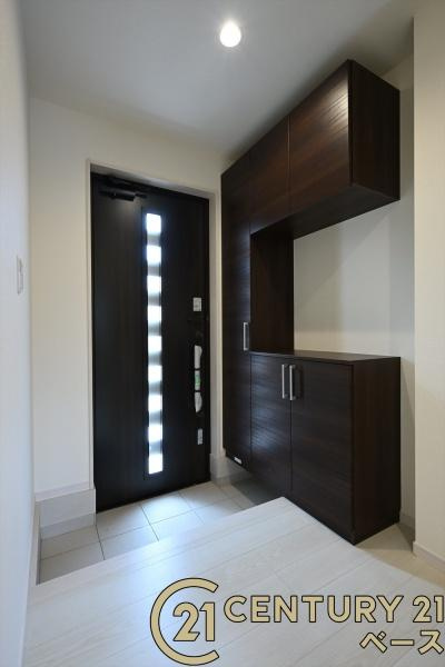 リーブルガーデン植槻町 ２号棟 ／新築一戸建の玄関|■現地撮影写真■すっきりとした明るい玄関が家族やお客様を迎えてくれます！