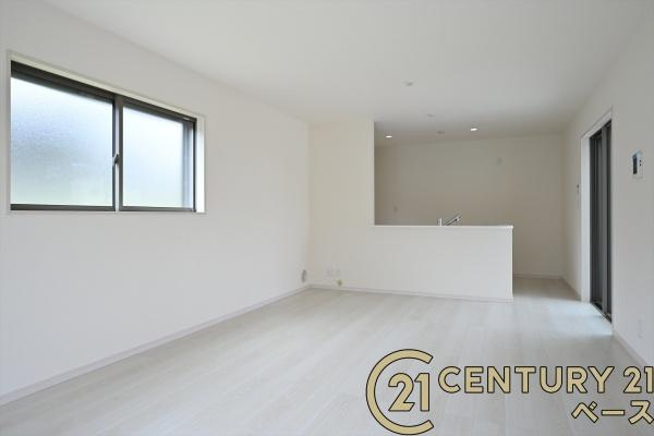 リーブルガーデン植槻町 ２号棟 ／新築一戸建の居間・リビング|■現地撮影写真■ご家族でくつろいでいただける広々したリビングです！■