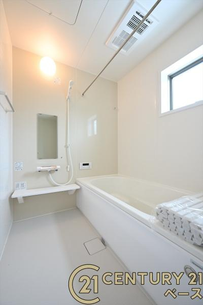 リーブルガーデン植槻町 ２号棟 ／新築一戸建の浴室|■現地撮影写真■ゆったりしたサイズの浴室！足を伸ばしての入浴は疲れも癒してくれます！