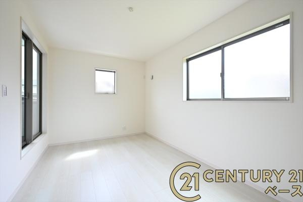 リーブルガーデン植槻町 ２号棟 ／新築一戸建の洋室|■現地撮影写真■明るい雰囲気の洋室です！