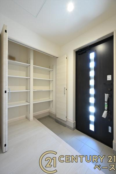 リーブルガーデン別所町 １号棟 ／新築一戸建の玄関|■現地撮影写真■玄関には大容量シューズボックススペース完備！