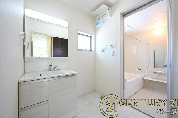 リーブルガーデン別所町 １号棟 ／新築一戸建の独立洗面台|■現地撮影写真■ ゆったりとした広さの快適な洗面スペースです！