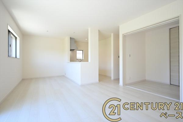 リーブルガーデン別所町 １号棟 ／新築一戸建の居間・リビング|■現地撮影写真■ご家族でくつろいでいただける広々したリビングです！