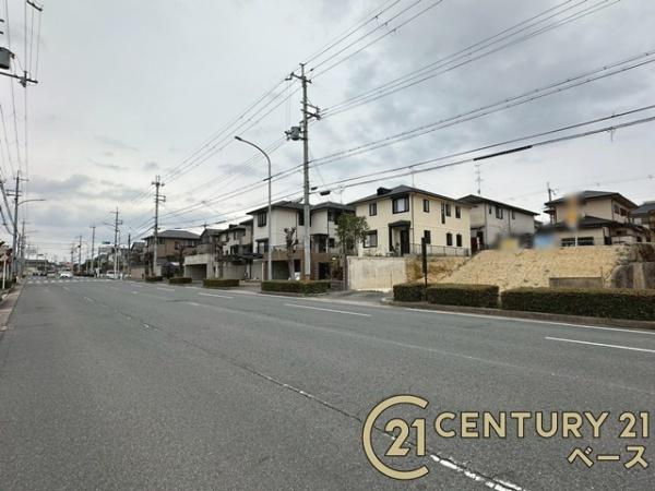 北葛城郡広陵町馬見北３丁目　建築条件なし土地の前面道路含む現地写真|■現地撮影写真■ 広々開放的な前面道路です！