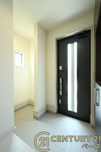 リーブルガーデン三里 ３号棟 ／新築一戸建の玄関|■現地撮影写真■玄関には大容量シューズボックス完備！