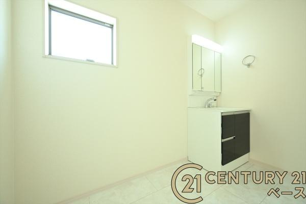 リーブルガーデン三里 ３号棟 ／新築一戸建の独立洗面台|■現地撮影写真■三面鏡タイプのミラーキャビネット！収納スペースも豊富です！