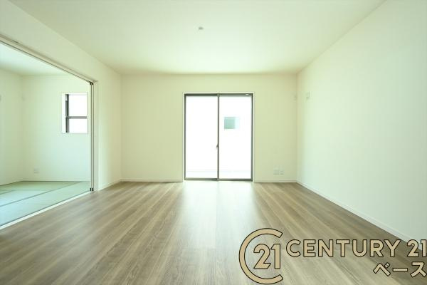 リーブルガーデン三里 ３号棟 ／新築一戸建の居間・リビング|■現地撮影写真■ご家族でくつろいでいただける広々としたリビングです！