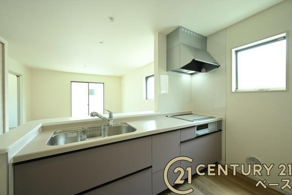 リーブルガーデン三里 ３号棟 ／新築一戸建のキッチン|■現地撮影写真■家族とのコミュニケーションがとりやすい人気のカウンターキッチン！