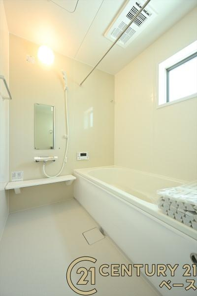 リーブルガーデン三里 ３号棟 ／新築一戸建の浴室|■現地撮影写真■ゆったりしたサイズの浴室！足を伸ばしての入浴は疲れも癒してくれます！