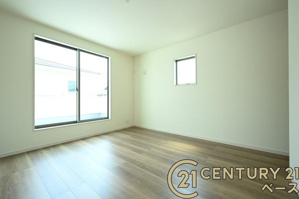 リーブルガーデン三里 ３号棟 ／新築一戸建の洋室|■現地撮影写真■日当たりのよい明るい雰囲気の洋室です！