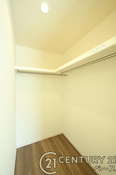 リーブルガーデン三里 ３号棟 ／新築一戸建の収納|■現地撮影写真■広々としたシューズインクローゼットを完備！大きな荷物も楽々収納！