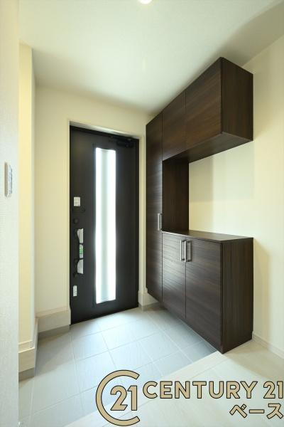 リーブルガーデン三里 ２号棟 ／新築一戸建の玄関|■現地撮影写真■玄関には大容量シューズボックス完備！