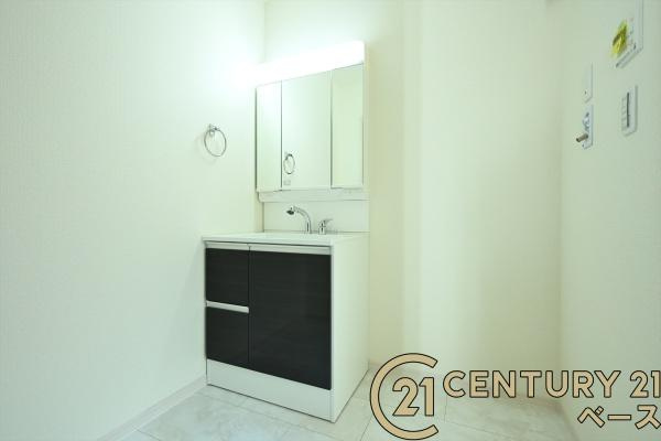 リーブルガーデン三里 ２号棟 ／新築一戸建の独立洗面台|■現地撮影写真■三面鏡タイプのミラーキャビネット！収納スペースも豊富です！