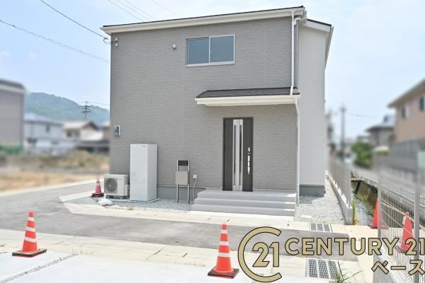 リーブルガーデン三里 ２号棟 ／新築一戸建の外観|■現地撮影写真■耐震等級３の地震に強い安心の邸宅！雨で汚れを洗い流してくれるセルフクリーニング機能付き外壁！お気軽にお問い合わせください！■