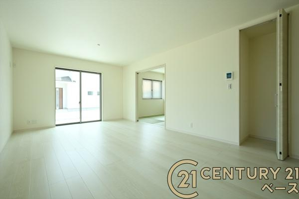 リーブルガーデン三里 ２号棟 ／新築一戸建の居間・リビング|■現地撮影写真■ご家族でくつろいでいただける広々としたリビングです！