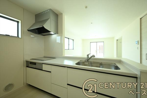 リーブルガーデン三里 ２号棟 ／新築一戸建のキッチン|■現地撮影写真■家族とのコミュニケーションがとりやすい人気のカウンターキッチン！