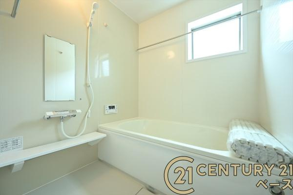 リーブルガーデン三里 ２号棟 ／新築一戸建の浴室|■現地撮影写真■ゆったりしたサイズの浴室！足を伸ばしての入浴は疲れも癒してくれます！
