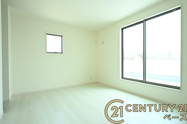 リーブルガーデン三里 ２号棟 ／新築一戸建の洋室|■現地撮影写真■日当たりのよい明るい雰囲気の洋室です！