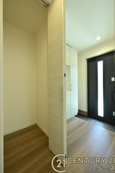 リーブルガーデン藤ノ木台 ３号棟 ／新築一戸建の収納|■現地撮影写真■あると嬉しい便利な廊下収納完備！