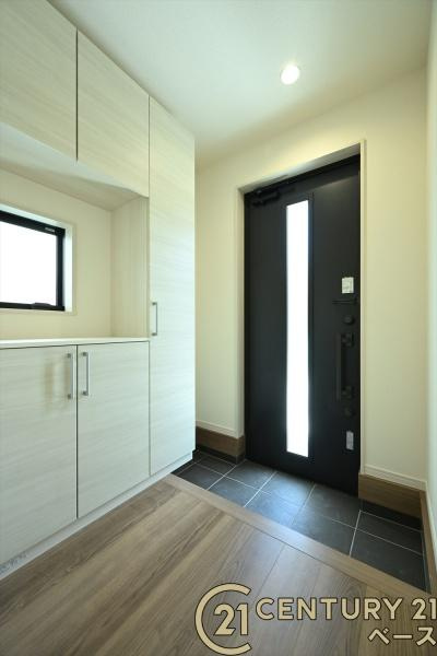 リーブルガーデン藤ノ木台 ３号棟 ／新築一戸建の玄関|■現地撮影写真■すっきりとした玄関が家族やお客様を迎えてくれます！