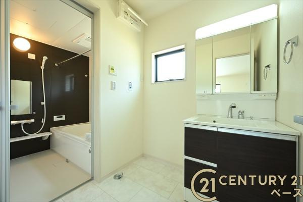 リーブルガーデン藤ノ木台 ３号棟 ／新築一戸建の独立洗面台|■現地撮影写真■三面鏡タイプのミラーキャビネット！収納スペースも豊富です！