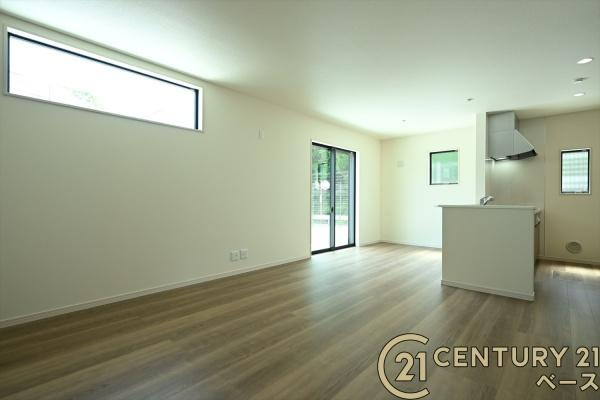 リーブルガーデン藤ノ木台 ３号棟 ／新築一戸建の居間・リビング|■現地撮影写真■ご家族でくつろいでいただける広々１７.５帖のリビングです！