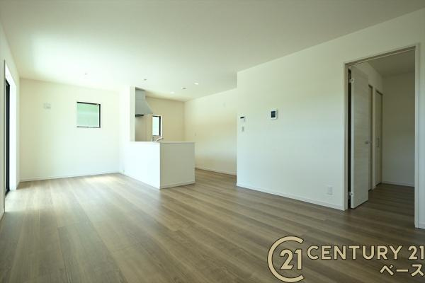 リーブルガーデン藤ノ木台 ３号棟 ／新築一戸建の居間・リビング|■現地撮影写真■暖かみある居心地の良い空間が広がります！