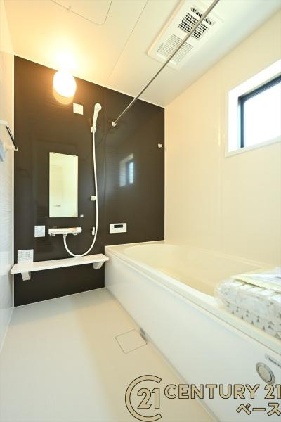 リーブルガーデン藤ノ木台 ３号棟 ／新築一戸建の浴室|■現地撮影写真■ゆったりしたサイズの浴室！足を伸ばしての入浴は疲れも癒してくれます！