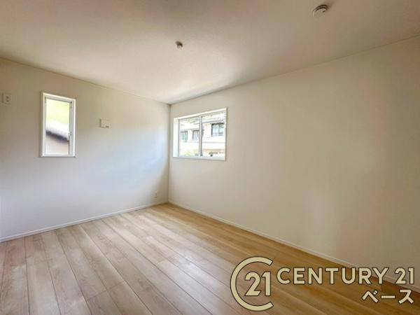 クレイドルガーデン関屋北 ／新築一戸建の寝室|■現地撮影写真■開放感のある広々した主寝室！他に洋室が２部屋ございます！