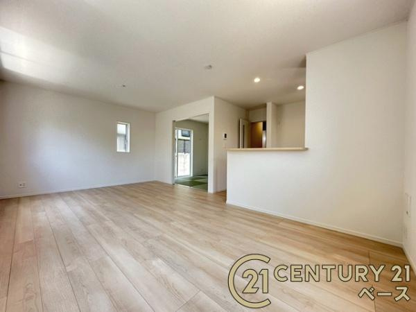 クレイドルガーデン関屋北 ／新築一戸建の居間・リビング|■現地撮影写真■暖かみある居心地の良い空間が広がります！